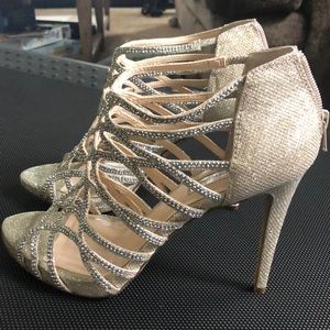 Sparkling high-heel shoe